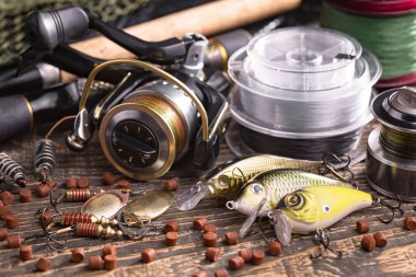 Eski bir arkaplanda dönen ve balık tutan çubuklar