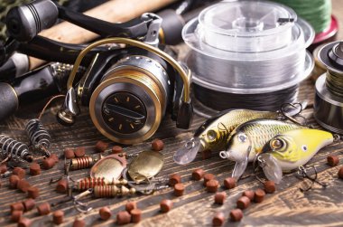 Eski bir arkaplanda dönen ve balık tutan çubuklar