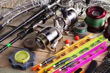 Eski bir arkaplanda dönen ve balık tutan çubuklar