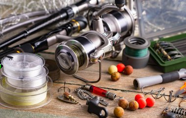 Eski bir arkaplanda dönen ve balık tutan çubuklar