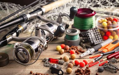 Eski bir arkaplanda dönen ve balık tutan çubuklar