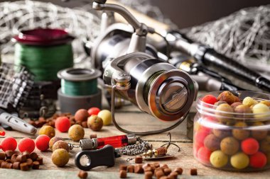 Eski bir arkaplanda dönen ve balık tutan çubuklar