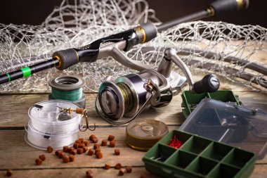 Eski bir arkaplanda dönen ve balık tutan çubuklar