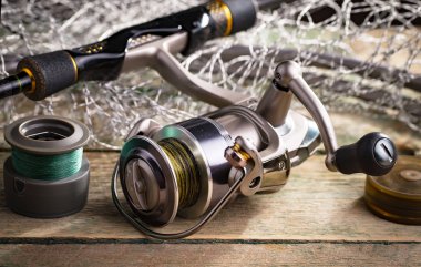 Eski bir arkaplanda dönen ve balık tutan çubuklar