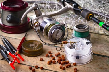 Eski bir arkaplanda dönen ve balık tutan çubuklar