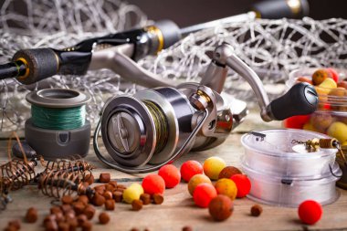 Eski bir arkaplanda dönen ve balık tutan çubuklar