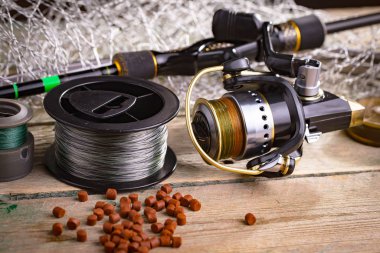 Eski bir arkaplanda dönen ve balık tutan çubuklar