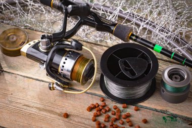 Eski bir arkaplanda dönen ve balık tutan çubuklar