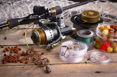 Eski bir arkaplanda dönen ve balık tutan çubuklar