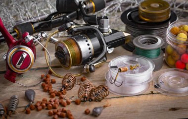 Eski bir arkaplanda dönen ve balık tutan çubuklar