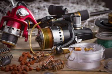 Eski bir arkaplanda dönen ve balık tutan çubuklar