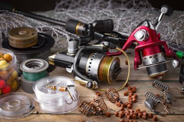 Eski bir arkaplanda dönen ve balık tutan çubuklar