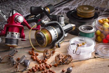 Eski bir arkaplanda dönen ve balık tutan çubuklar