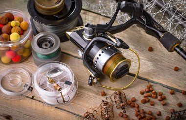 Eski bir arkaplanda dönen ve balık tutan çubuklar