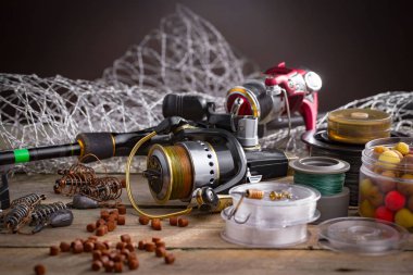 Eski bir arkaplanda dönen ve balık tutan çubuklar