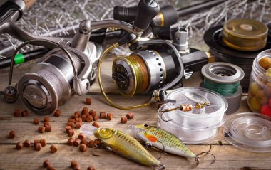 Eski bir arkaplanda dönen ve balık tutan çubuklar