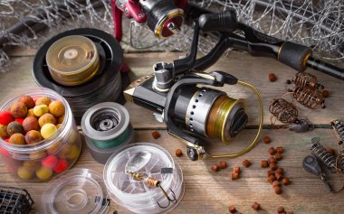 Eski bir arkaplanda dönen ve balık tutan çubuklar