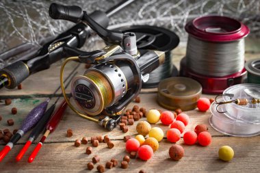 Eski bir arkaplanda dönen ve balık tutan çubuklar