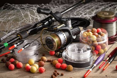 Eski bir arkaplanda dönen ve balık tutan çubuklar