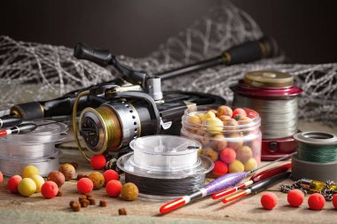 Eski bir arkaplanda dönen ve balık tutan çubuklar