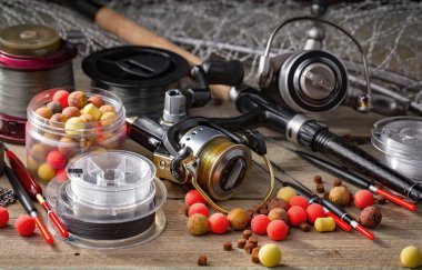 Eski bir arkaplanda dönen ve balık tutan çubuklar