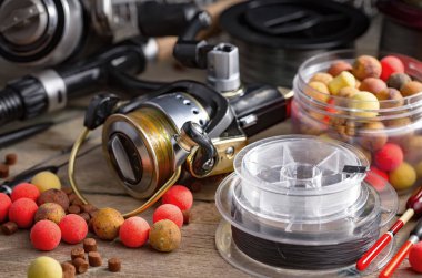 Eski bir arkaplanda dönen ve balık tutan çubuklar