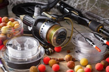 Eski bir arkaplanda dönen ve balık tutan çubuklar