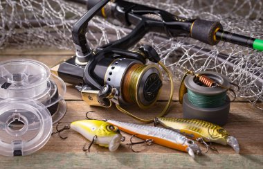 Eski bir arkaplanda dönen ve balık tutan çubuklar