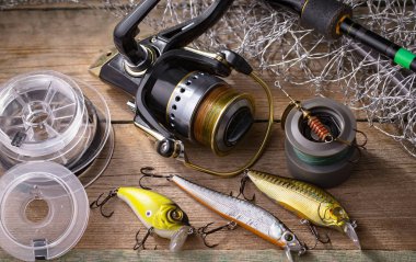 Eski bir arkaplanda dönen ve balık tutan çubuklar