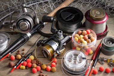 Eski bir arkaplanda dönen ve balık tutan çubuklar