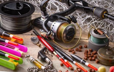 Eski bir arkaplanda dönen ve balık tutan çubuklar