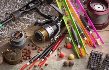 Eski bir arkaplanda dönen ve balık tutan çubuklar