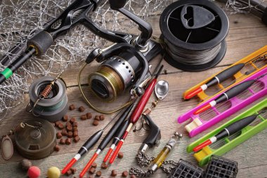 Eski bir arkaplanda dönen ve balık tutan çubuklar