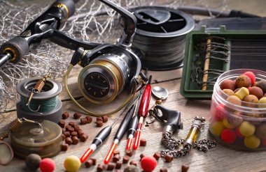 Eski bir arkaplanda dönen ve balık tutan çubuklar