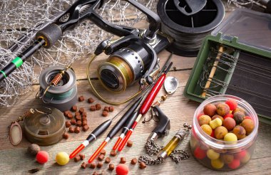 Eski bir arkaplanda dönen ve balık tutan çubuklar