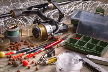 Eski bir arkaplanda dönen ve balık tutan çubuklar