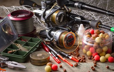 Eski bir arkaplanda dönen ve balık tutan çubuklar