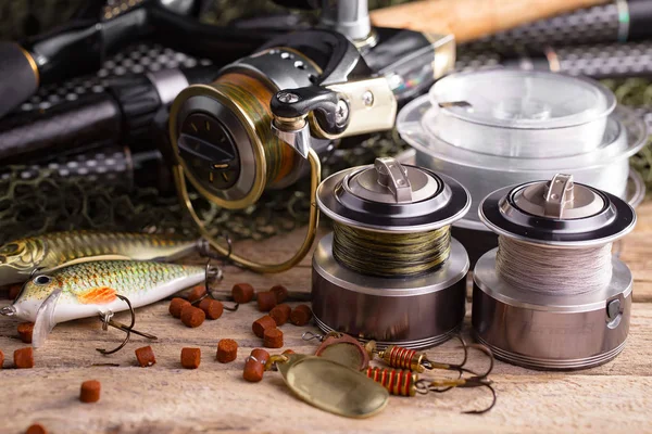 Varas Pesca Spinnings Composição Com Acessórios Para Pesca Fundo Velho — Fotografia de Stock