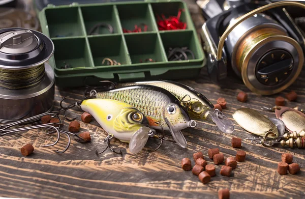 Eski bir arkaplanda dönen ve balık tutan çubuklar