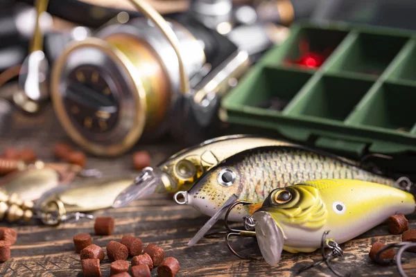 Eski bir arkaplanda dönen ve balık tutan çubuklar