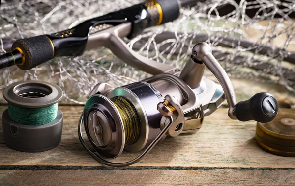 Eski bir arkaplanda dönen ve balık tutan çubuklar