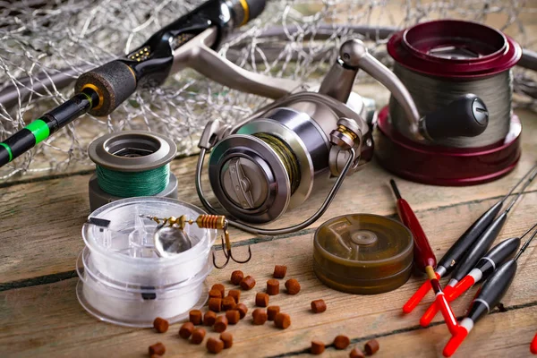 Eski bir arkaplanda dönen ve balık tutan çubuklar