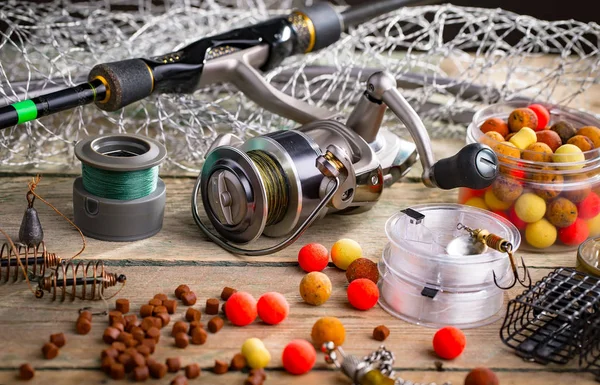 Eski bir arkaplanda dönen ve balık tutan çubuklar