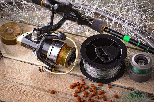 Eski bir arkaplanda dönen ve balık tutan çubuklar