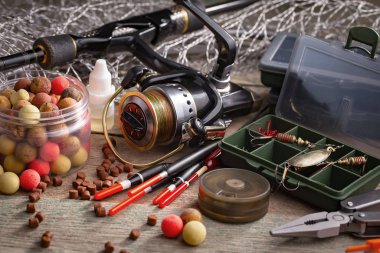 Eski bir arkaplanda dönen ve balık tutan çubuklar