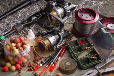 Eski bir arkaplanda dönen ve balık tutan çubuklar