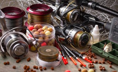 Eski bir arkaplanda dönen ve balık tutan çubuklar