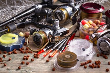 Eski bir arkaplanda dönen ve balık tutan çubuklar