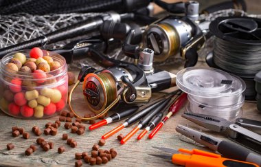 Eski bir arkaplanda dönen ve balık tutan çubuklar