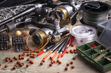 Eski bir arkaplanda dönen ve balık tutan çubuklar